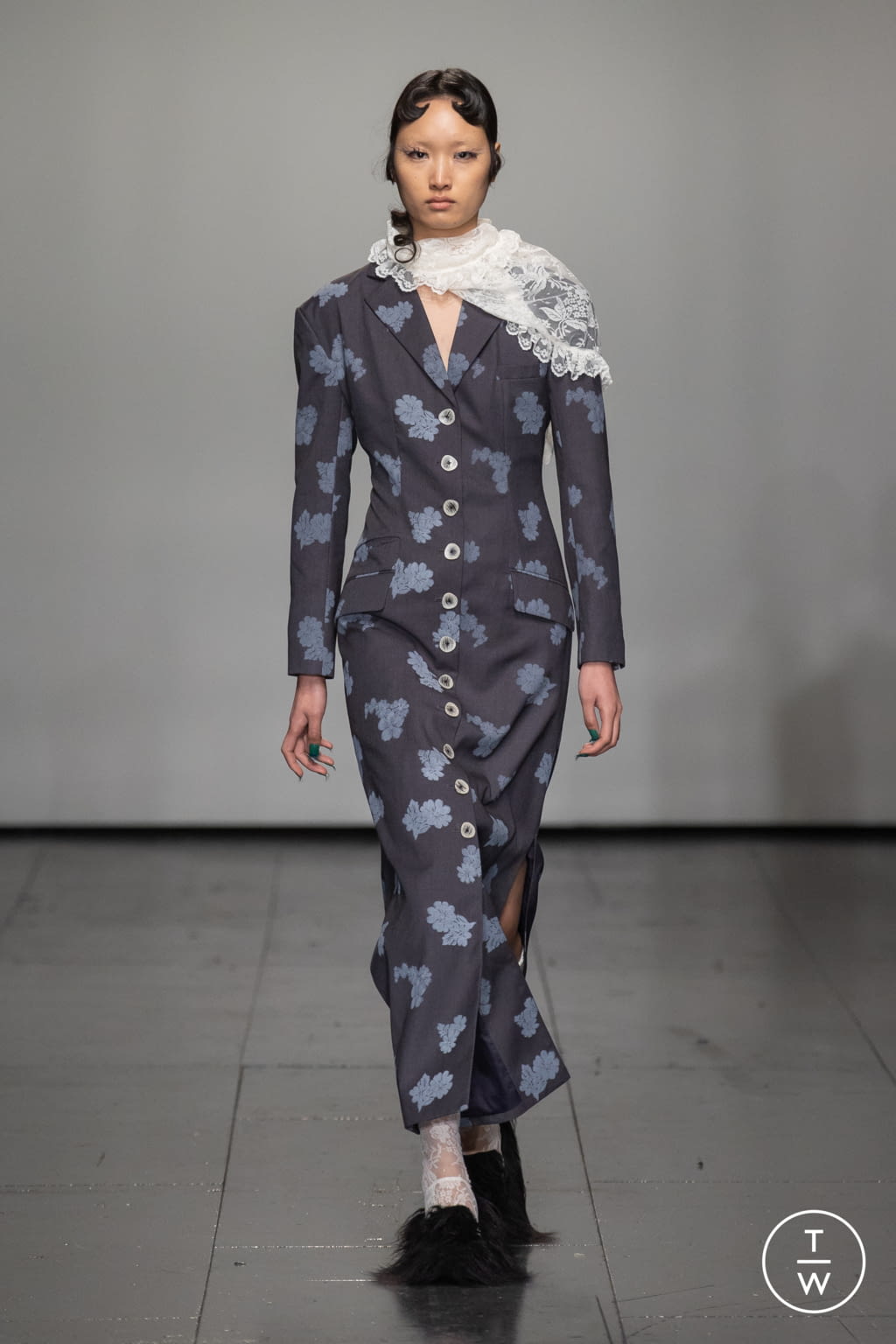 Fashion Week London Fall/Winter 2022 look 35 from the Yuhan Wang collection womenswear