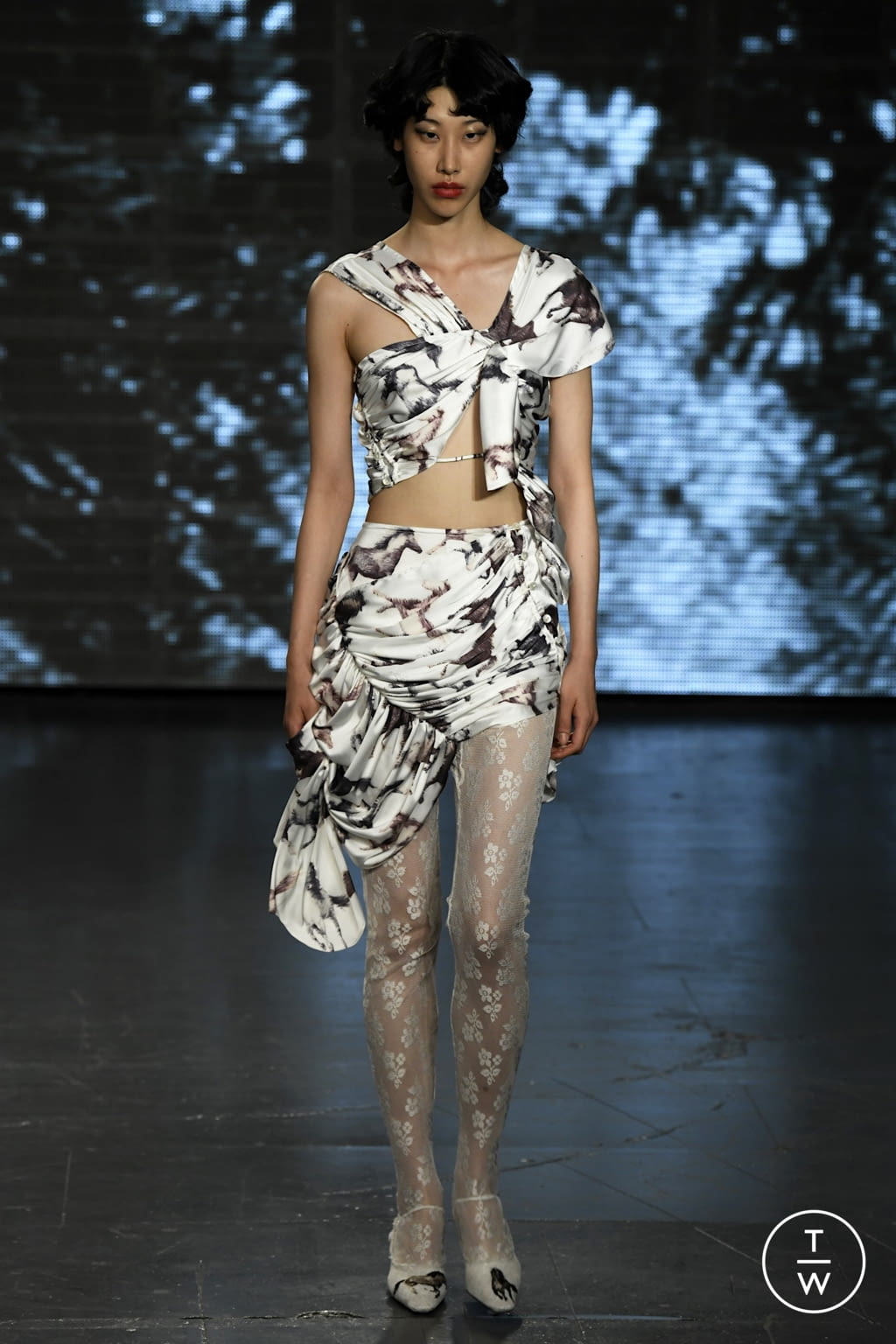 Fashion Week London Spring/Summer 2022 look 24 from the Yuhan Wang collection womenswear