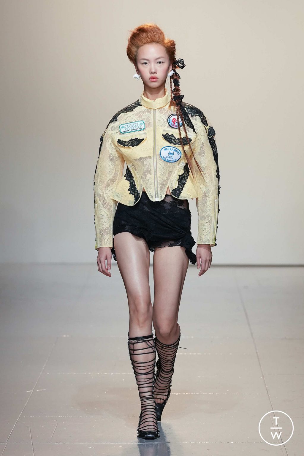 Fashion Week London Fall/Winter 2023 look 1 de la collection Yuhan Wang womenswear