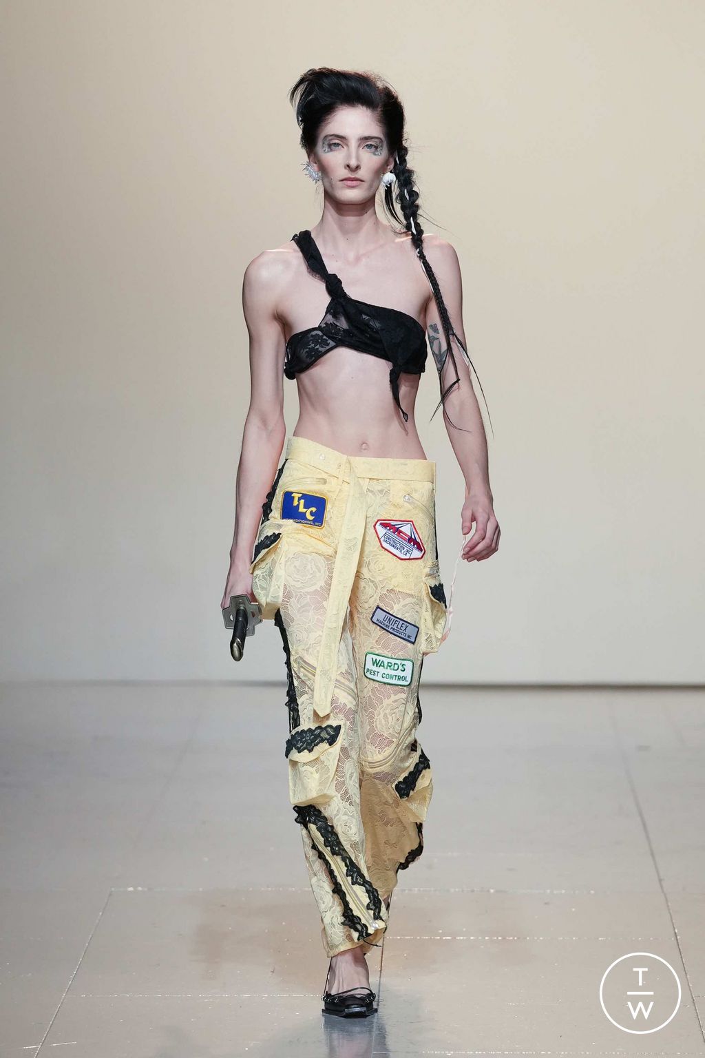 Fashion Week London Fall/Winter 2023 look 2 from the Yuhan Wang collection 女装