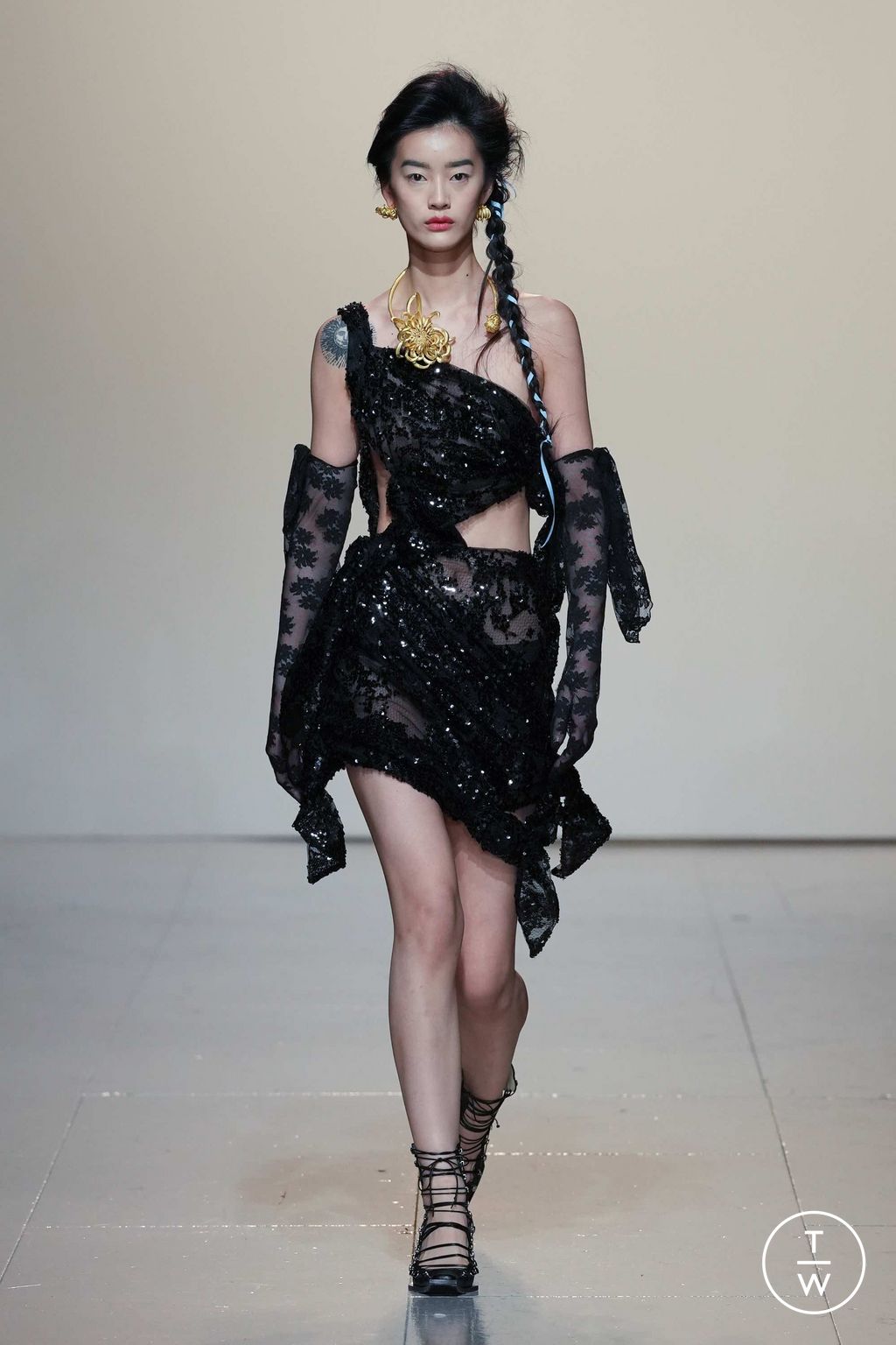 Fashion Week London Fall/Winter 2023 look 4 from the Yuhan Wang collection 女装