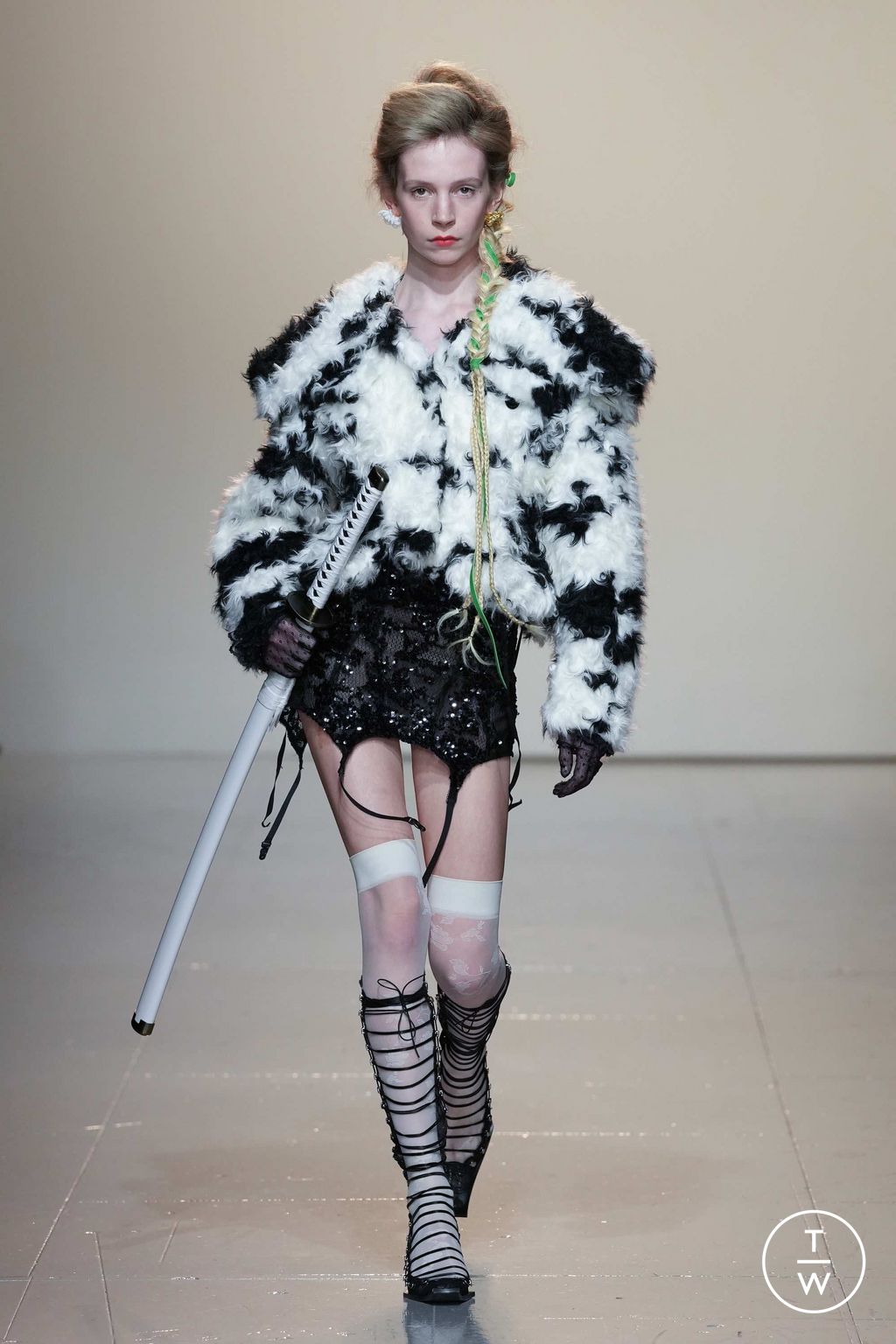 Fashion Week London Fall/Winter 2023 look 7 from the Yuhan Wang collection womenswear