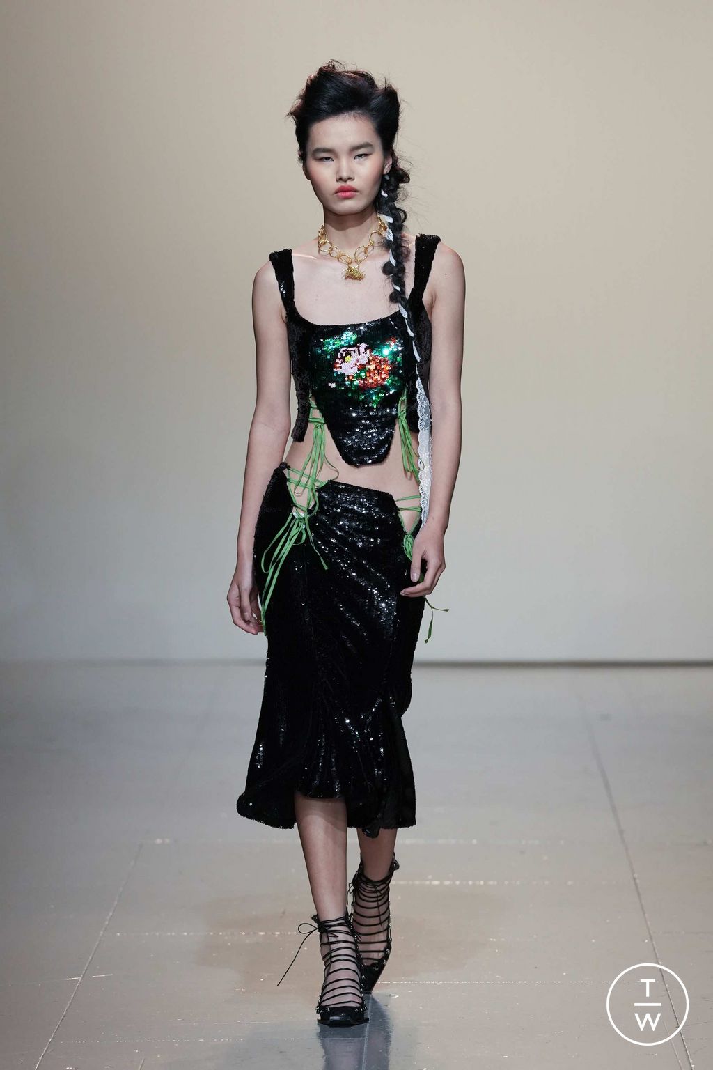Fashion Week London Fall/Winter 2023 look 8 from the Yuhan Wang collection 女装