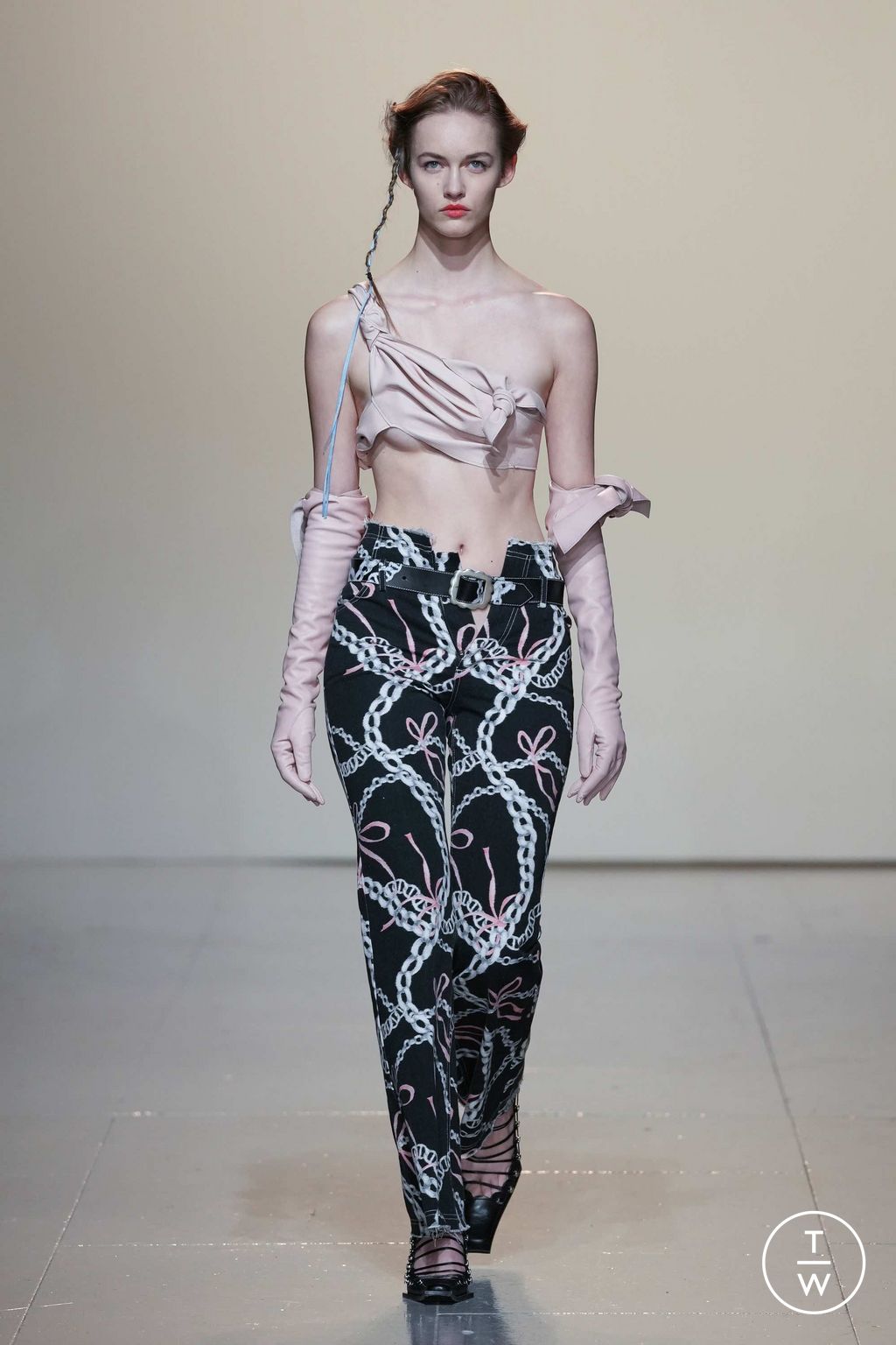 Fashion Week London Fall/Winter 2023 look 15 from the Yuhan Wang collection 女装