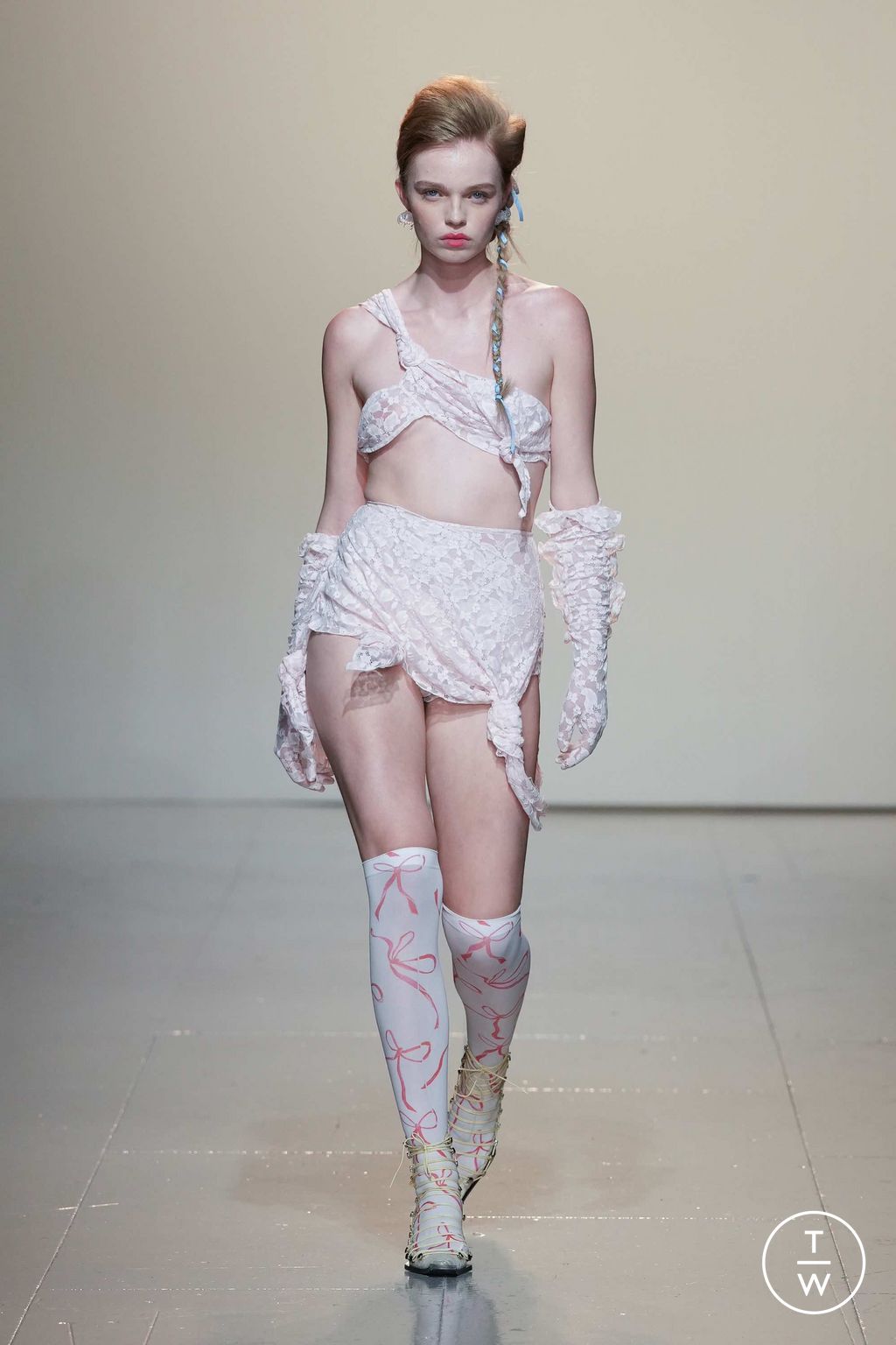Fashion Week London Fall/Winter 2023 look 17 de la collection Yuhan Wang womenswear