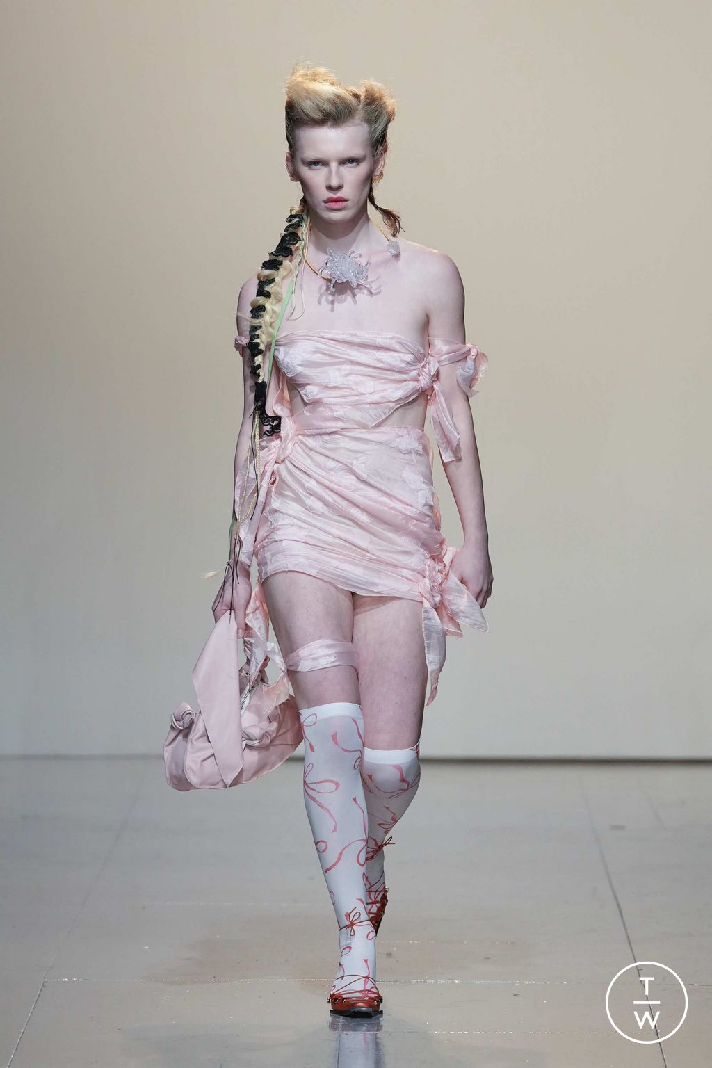 Fashion Week London Fall/Winter 2023 look 18 de la collection Yuhan Wang womenswear