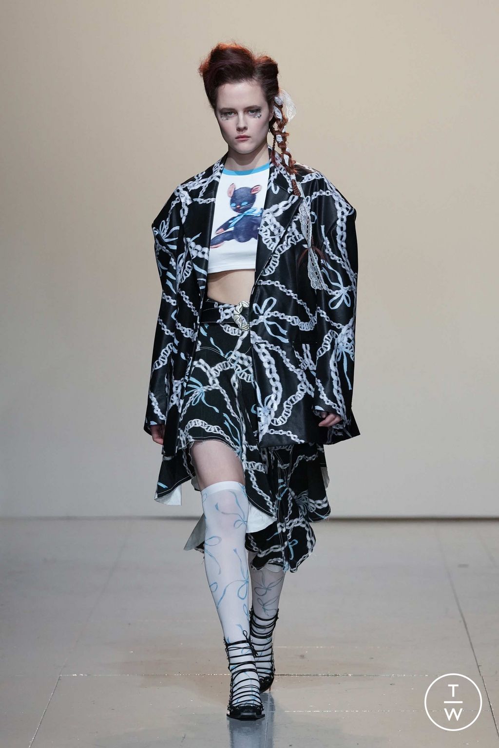 Fashion Week London Fall/Winter 2023 look 19 from the Yuhan Wang collection womenswear