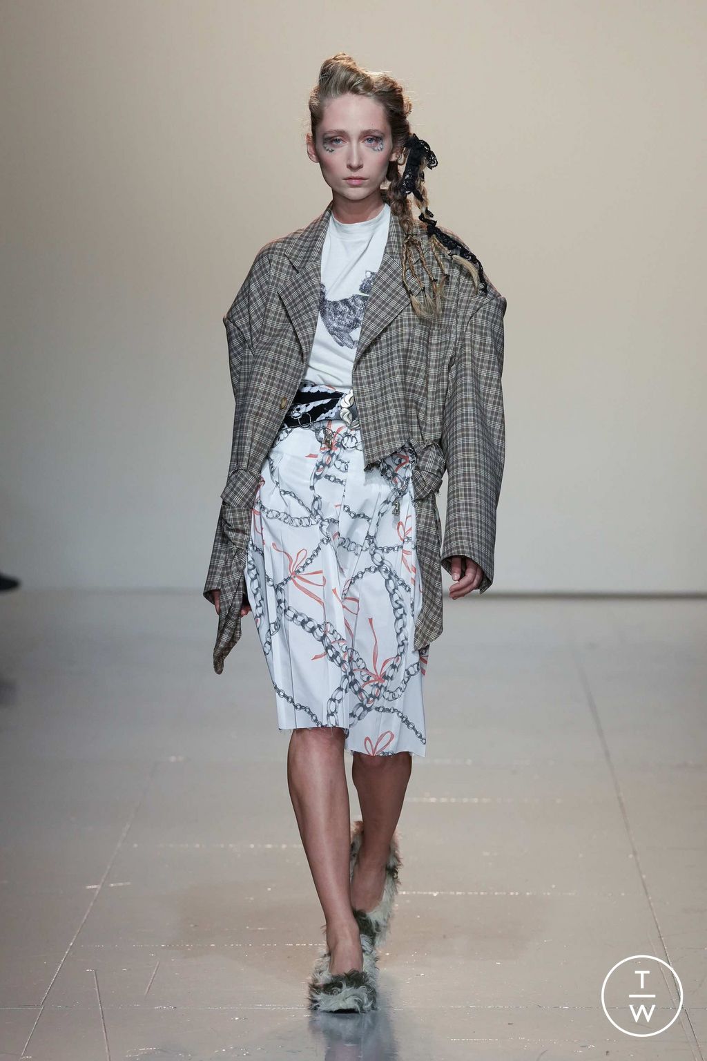 Fashion Week London Fall/Winter 2023 look 20 from the Yuhan Wang collection womenswear