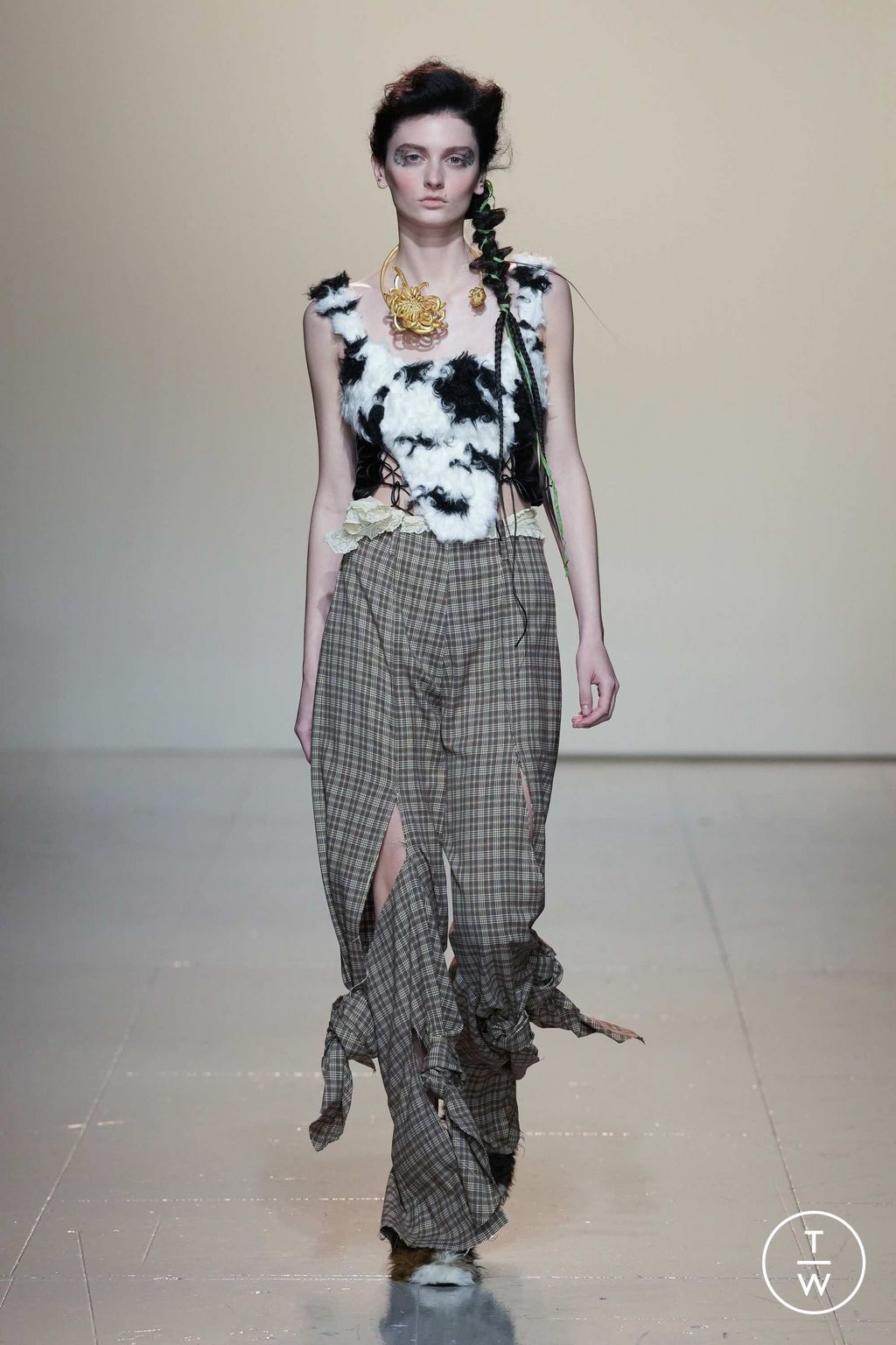 Fashion Week London Fall/Winter 2023 look 22 from the Yuhan Wang collection womenswear