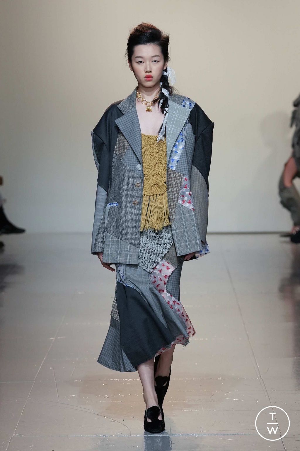 Fashion Week London Fall/Winter 2023 look 23 from the Yuhan Wang collection 女装