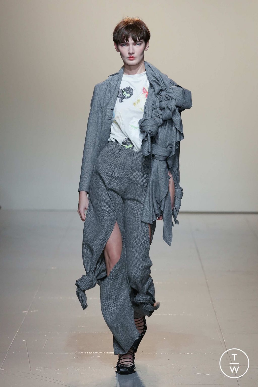 Fashion Week London Fall/Winter 2023 look 24 from the Yuhan Wang collection 女装