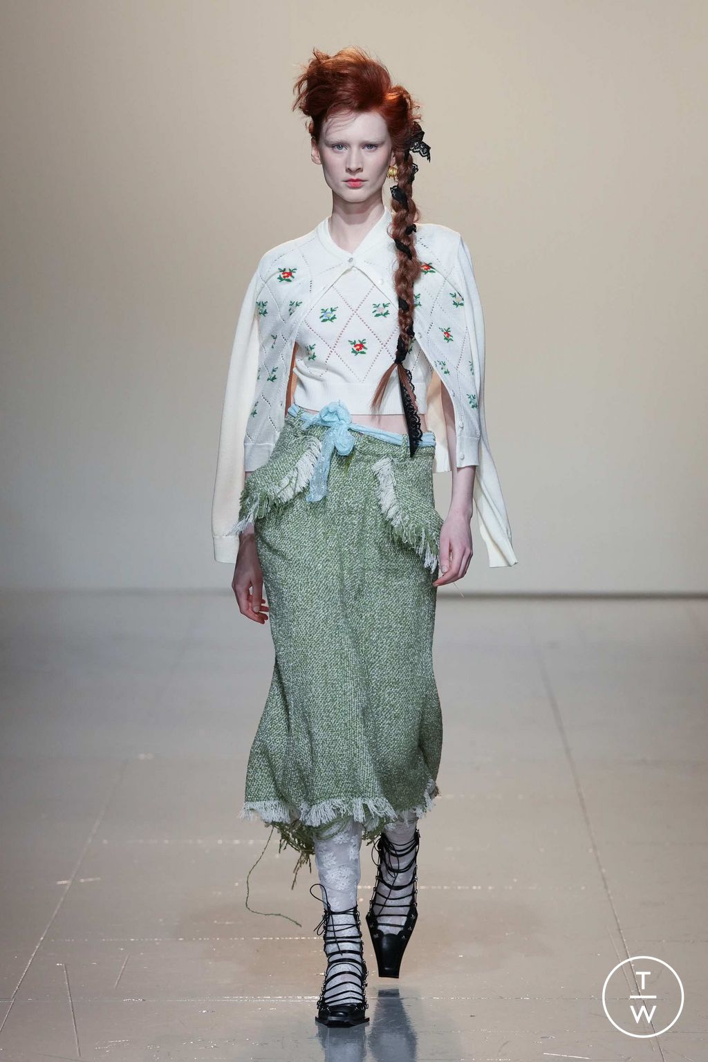 Fashion Week London Fall/Winter 2023 look 25 from the Yuhan Wang collection womenswear