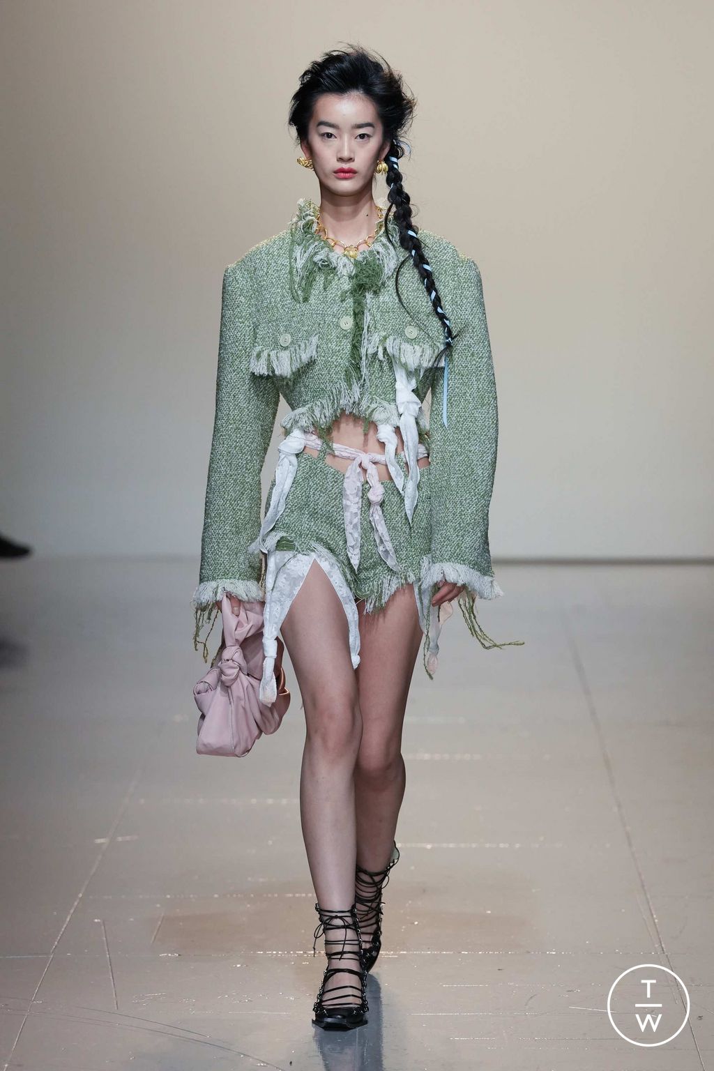 Fashion Week London Fall/Winter 2023 look 26 from the Yuhan Wang collection 女装
