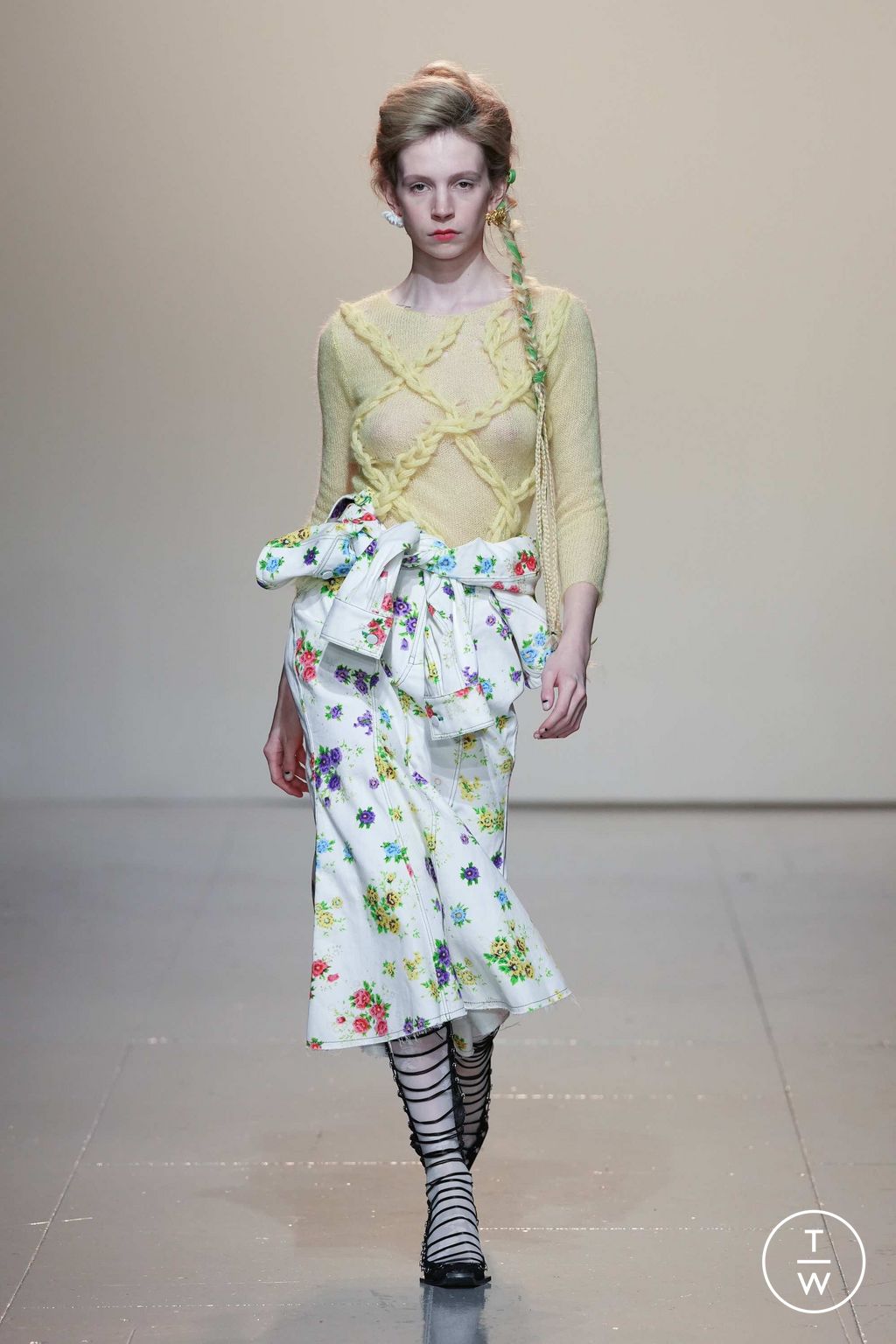 Fashion Week London Fall/Winter 2023 look 29 from the Yuhan Wang collection womenswear