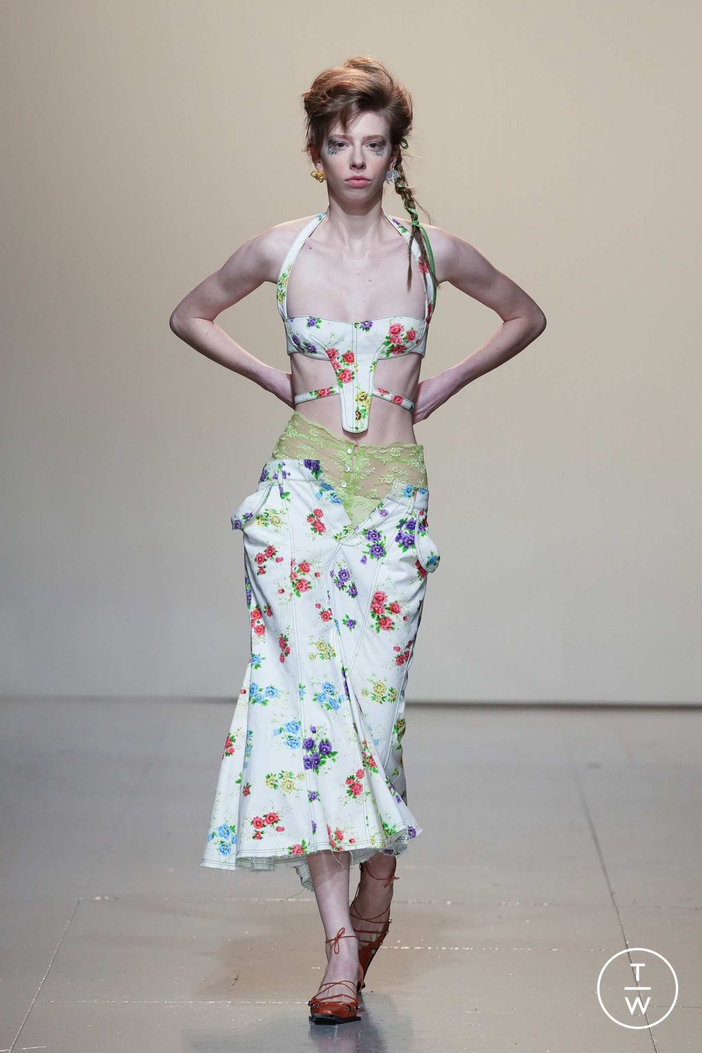 Fashion Week London Fall/Winter 2023 look 30 from the Yuhan Wang collection womenswear