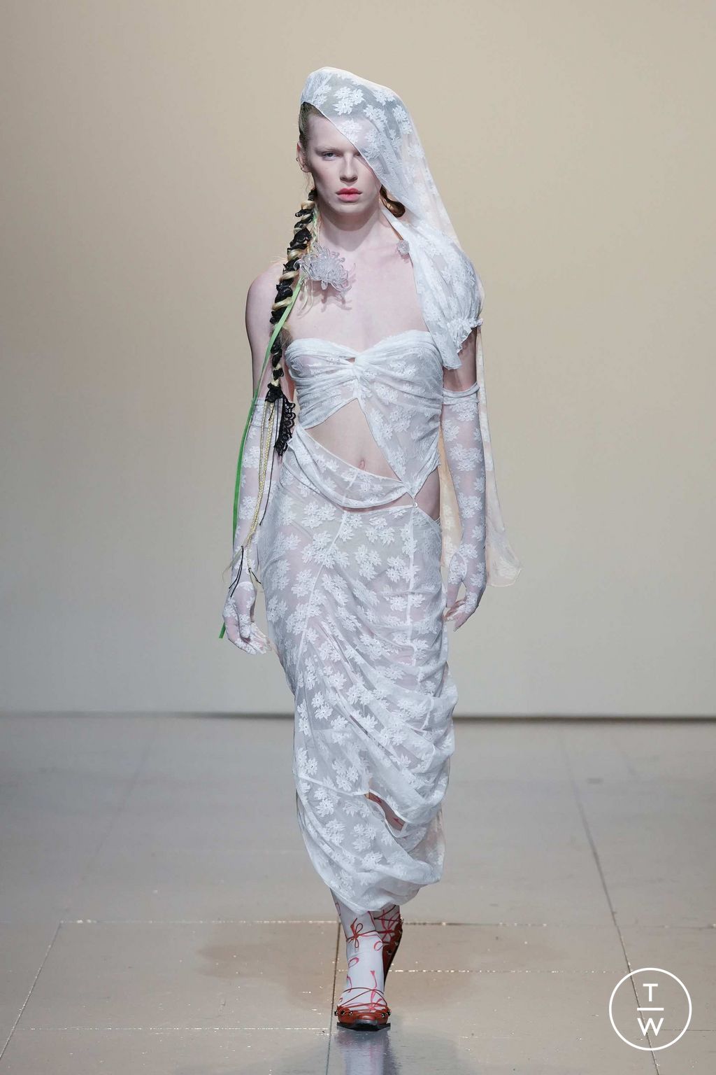 Fashion Week London Fall/Winter 2023 look 31 from the Yuhan Wang collection 女装