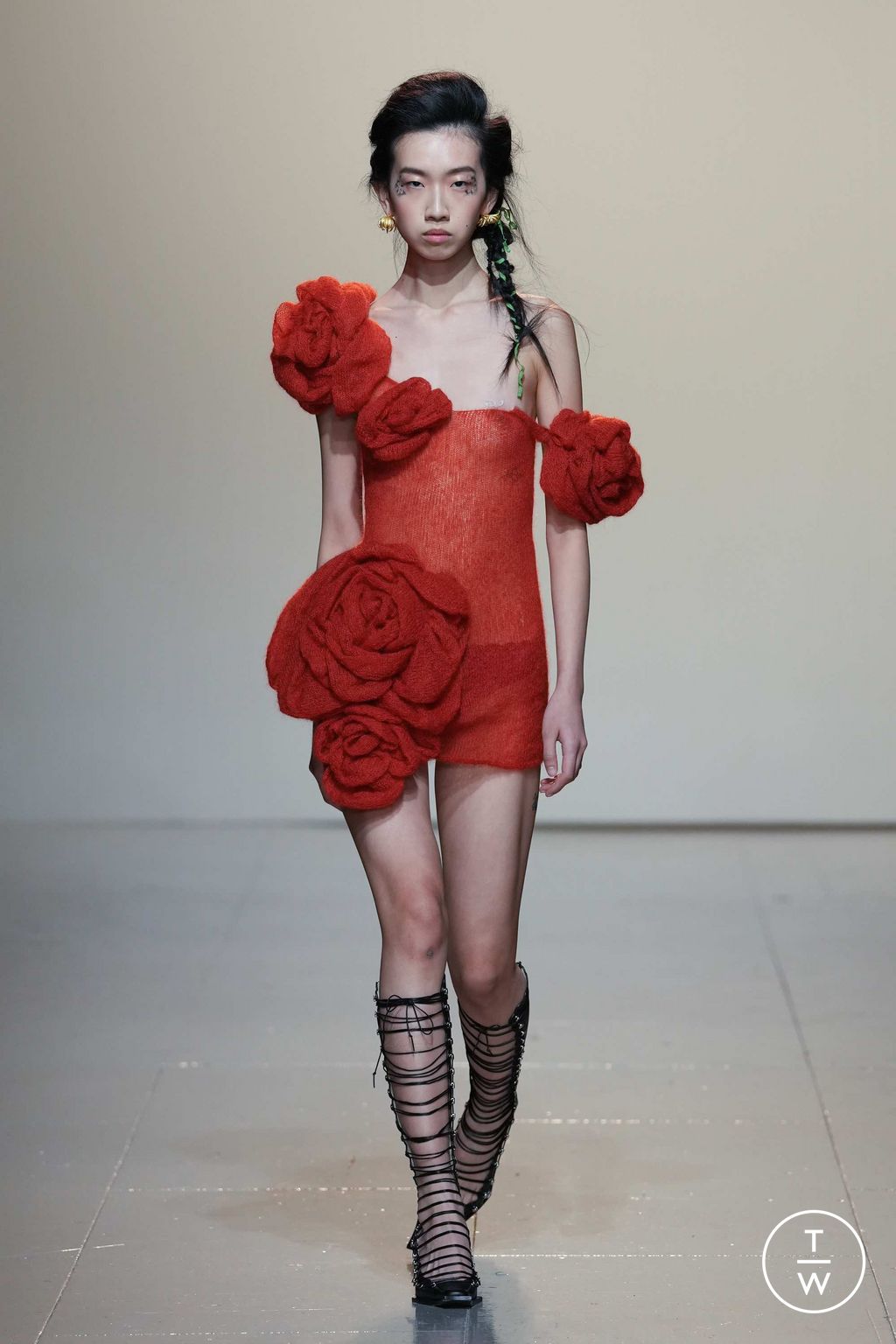 Fashion Week London Fall/Winter 2023 look 34 from the Yuhan Wang collection 女装