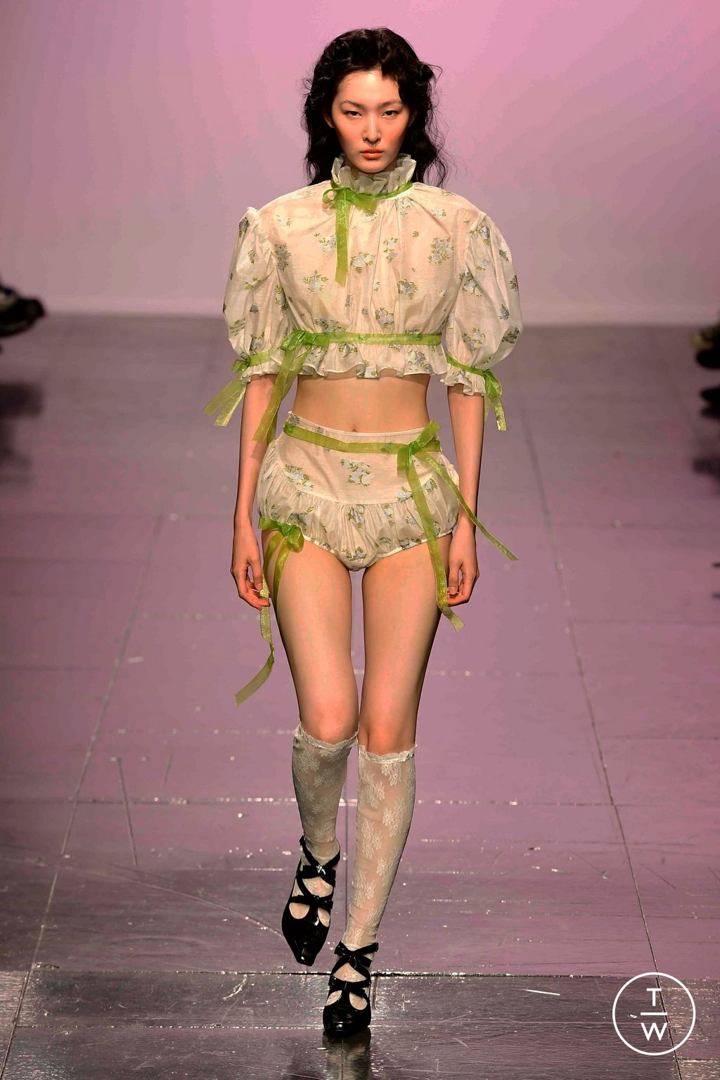 Fashion Week London Spring/Summer 2024 look 3 from the Yuhan Wang collection 女装