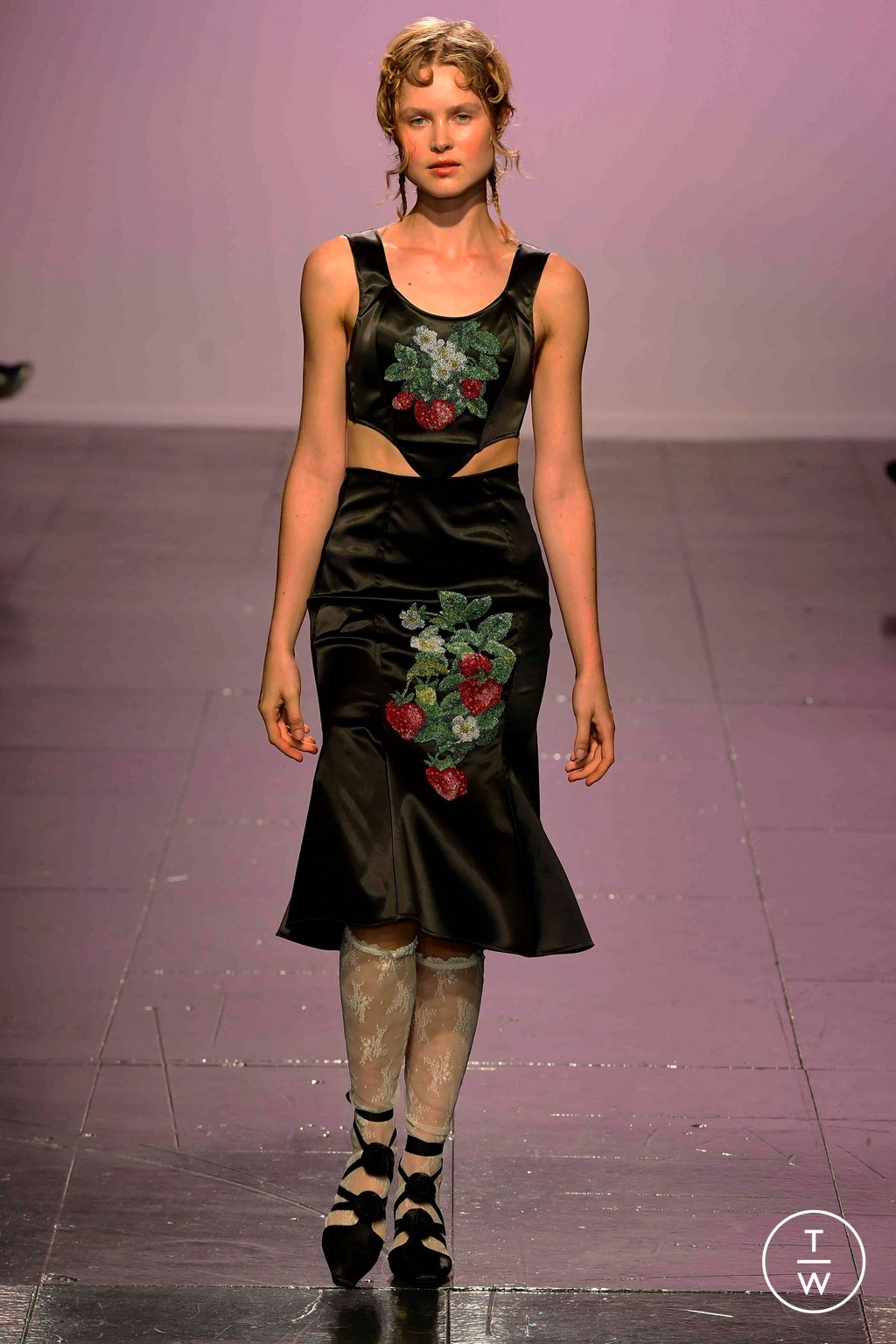 Fashion Week London Spring/Summer 2024 look 29 from the Yuhan Wang collection 女装