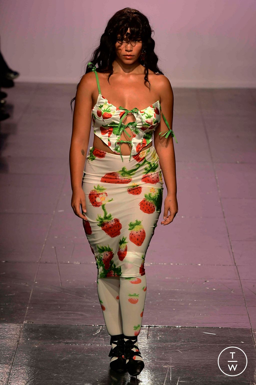 Fashion Week London Spring/Summer 2024 look 30 de la collection Yuhan Wang womenswear