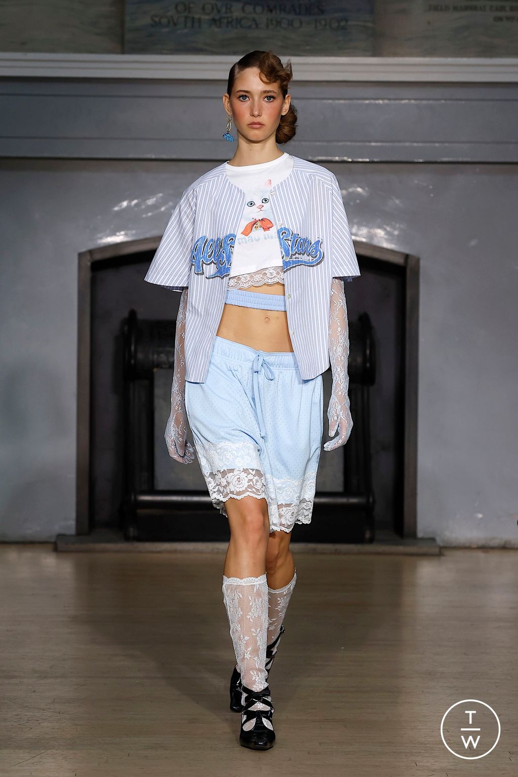 Fashion Week London Spring-Summer 2025 look 19 from the Yuhan Wang collection 女装