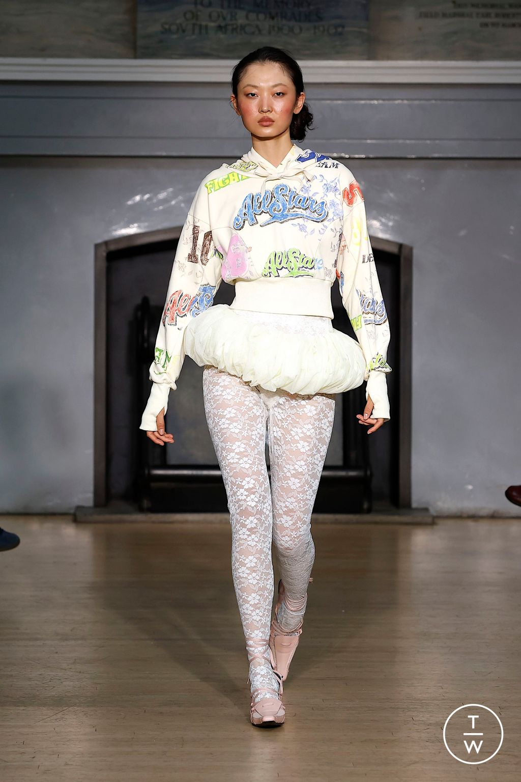 Fashion Week London Spring/Summer 2025 look 23 from the Yuhan Wang collection womenswear
