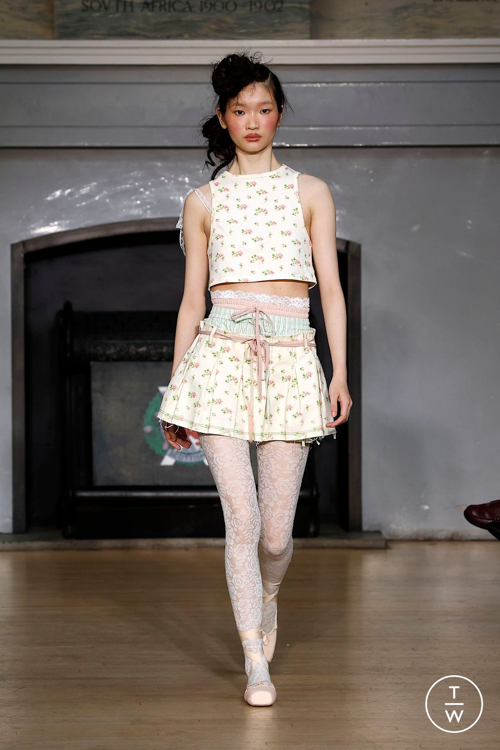 Fashion Week London Spring-Summer 2025 look 26 de la collection Yuhan Wang womenswear