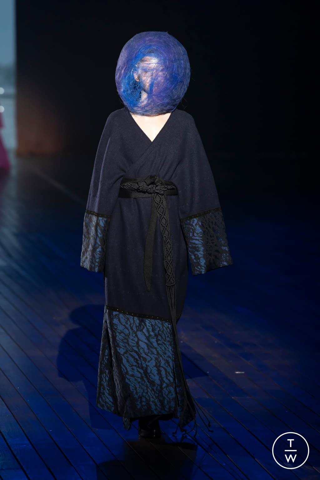 Fashion Week Paris Fall/Winter 2021 look 2 de la collection Yuima Nakazato couture