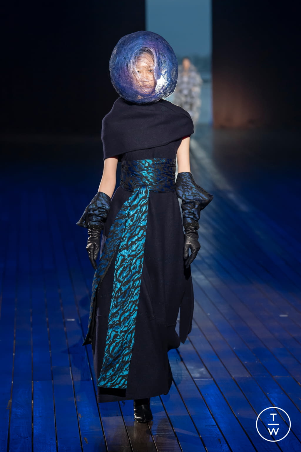 Fashion Week Paris Fall/Winter 2021 look 12 de la collection Yuima Nakazato couture