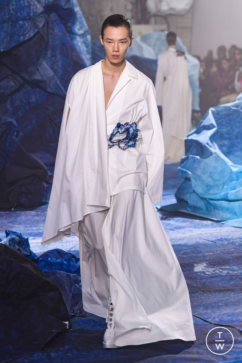 Fashion Week Paris Fall/Winter 2022 look 2 de la collection Yuima Nakazato couture