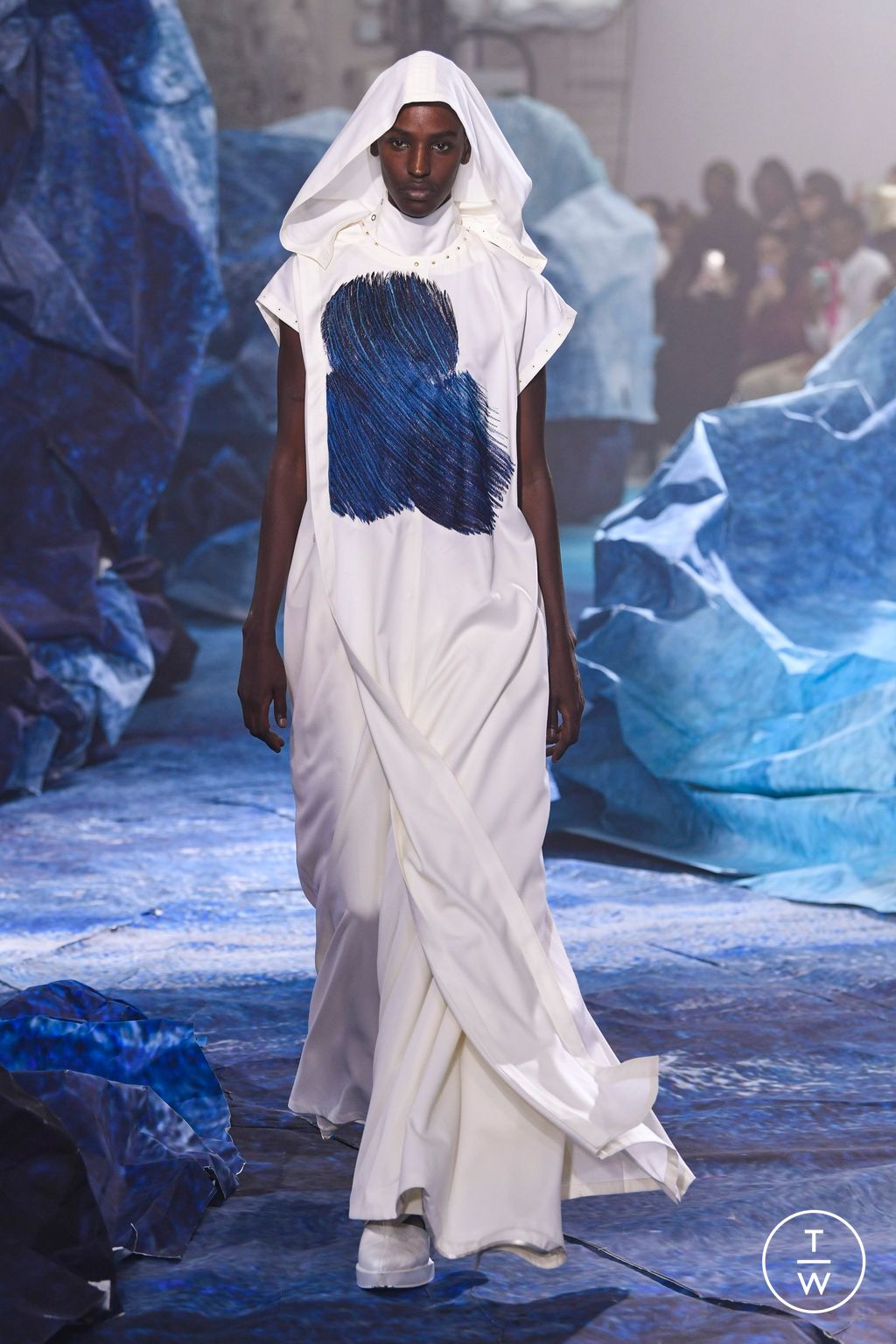 Fashion Week Paris Fall/Winter 2022 look 3 from the Yuima Nakazato collection couture
