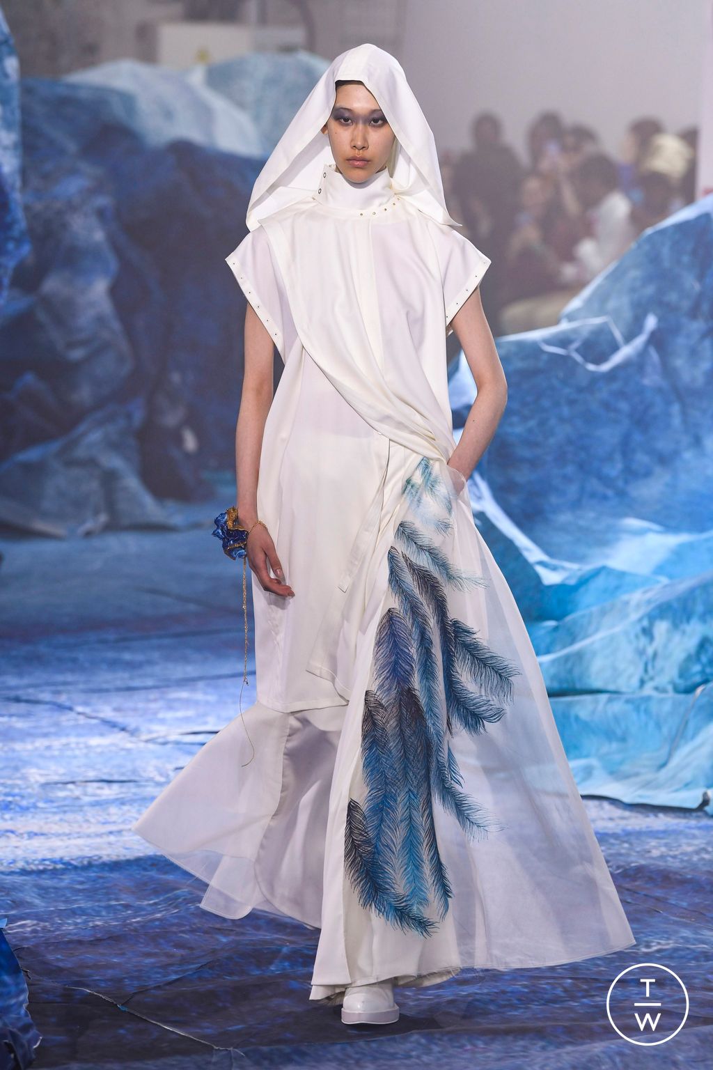 Fashion Week Paris Fall/Winter 2022 look 4 de la collection Yuima Nakazato couture