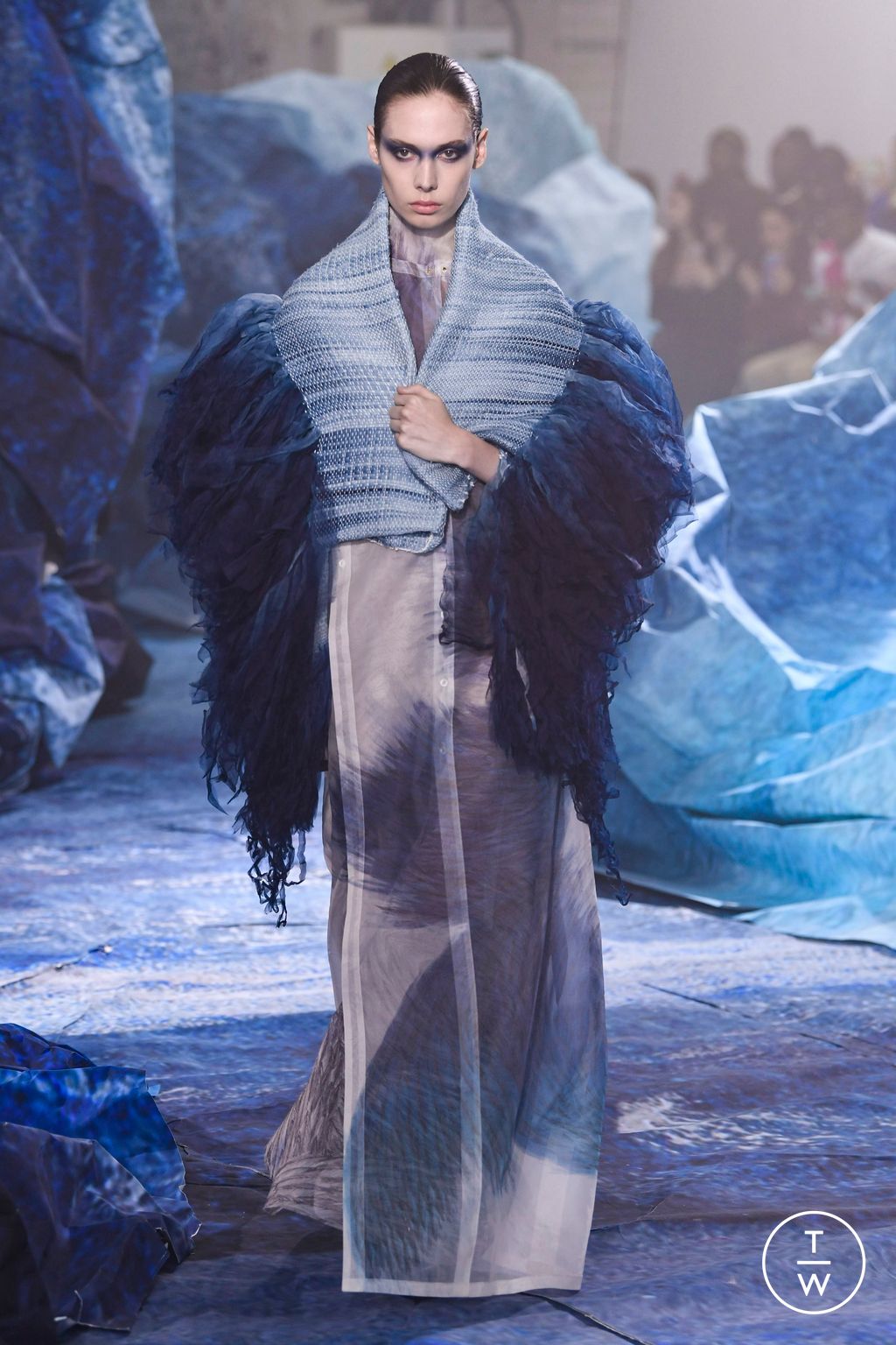 Fashion Week Paris Fall/Winter 2022 look 6 de la collection Yuima Nakazato couture