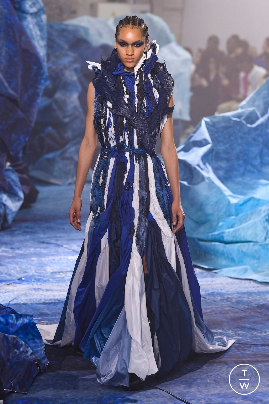 Fashion Week Paris Fall/Winter 2022 look 10 from the Yuima Nakazato collection couture