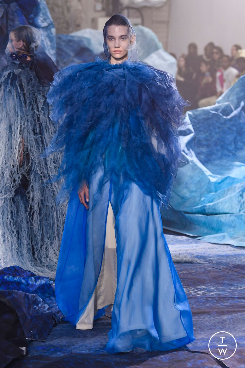 Fashion Week Paris Fall/Winter 2022 look 14 from the Yuima Nakazato collection couture