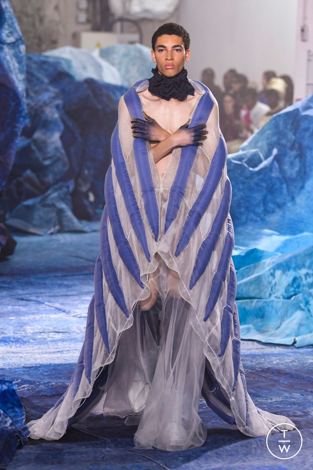 Fashion Week Paris Fall/Winter 2022 look 19 from the Yuima Nakazato collection couture