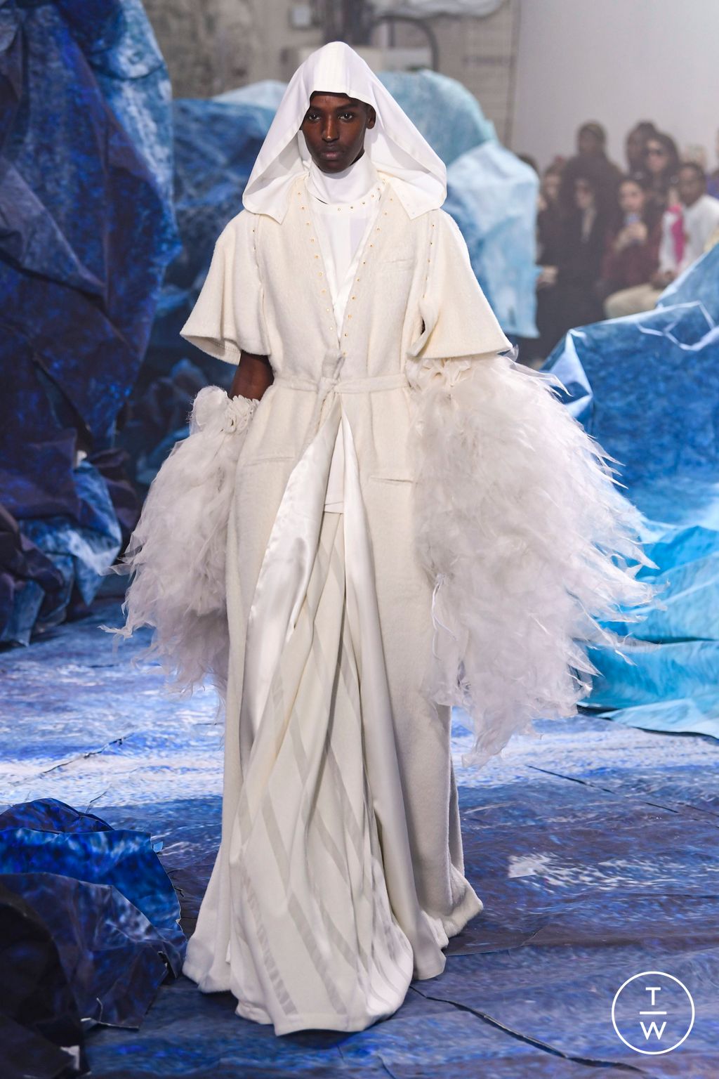 Fashion Week Paris Fall/Winter 2022 look 22 from the Yuima Nakazato collection couture