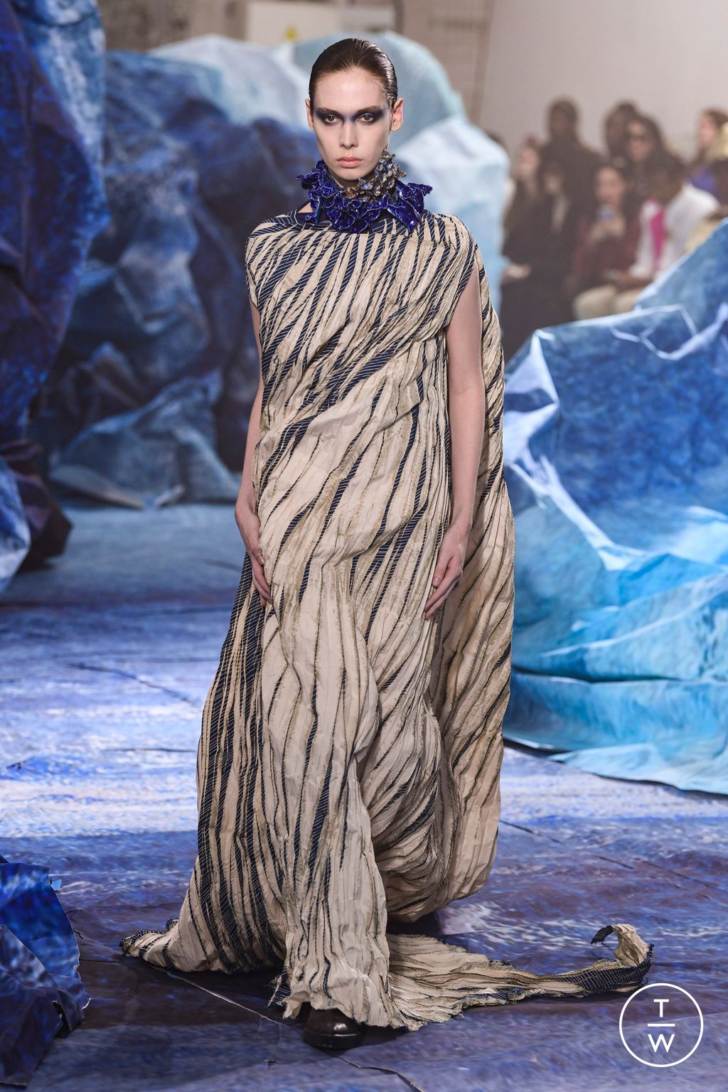 Fashion Week Paris Fall/Winter 2022 look 24 from the Yuima Nakazato collection couture