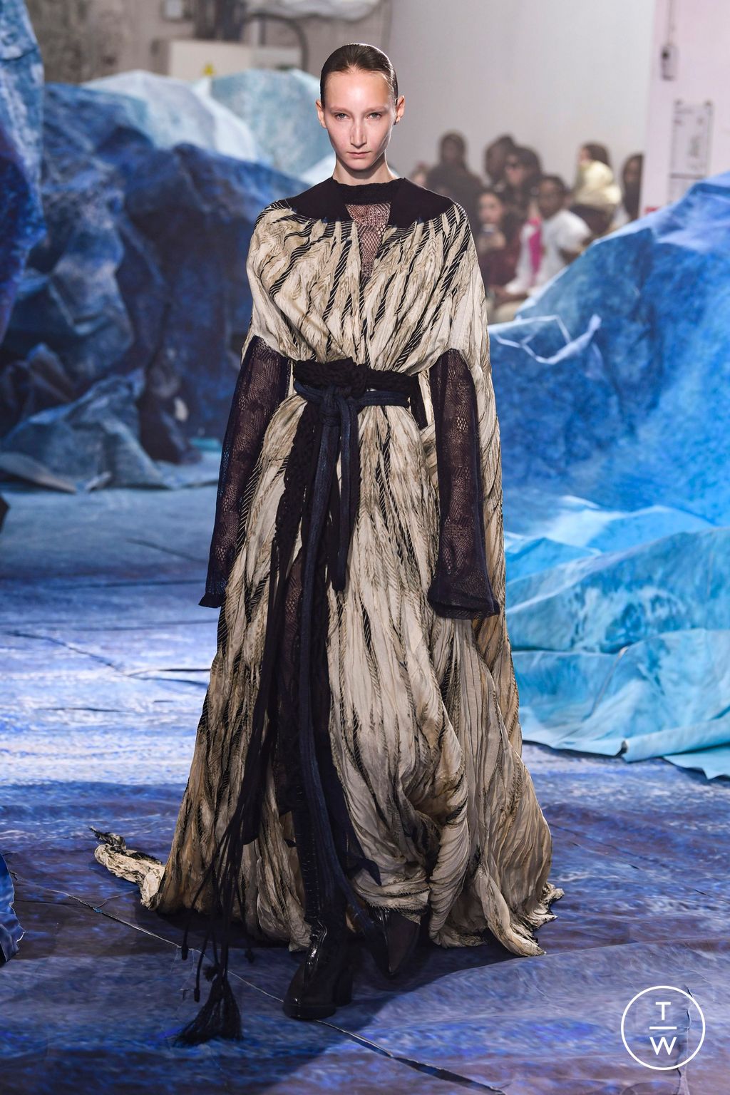 Fashion Week Paris Fall/Winter 2022 look 26 from the Yuima Nakazato collection couture