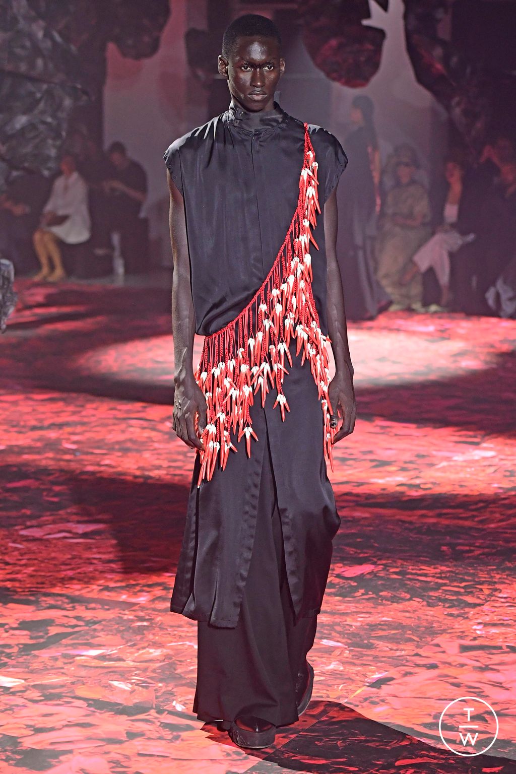 Fashion Week Paris Fall/Winter 2023 look 2 from the Yuima Nakazato collection couture