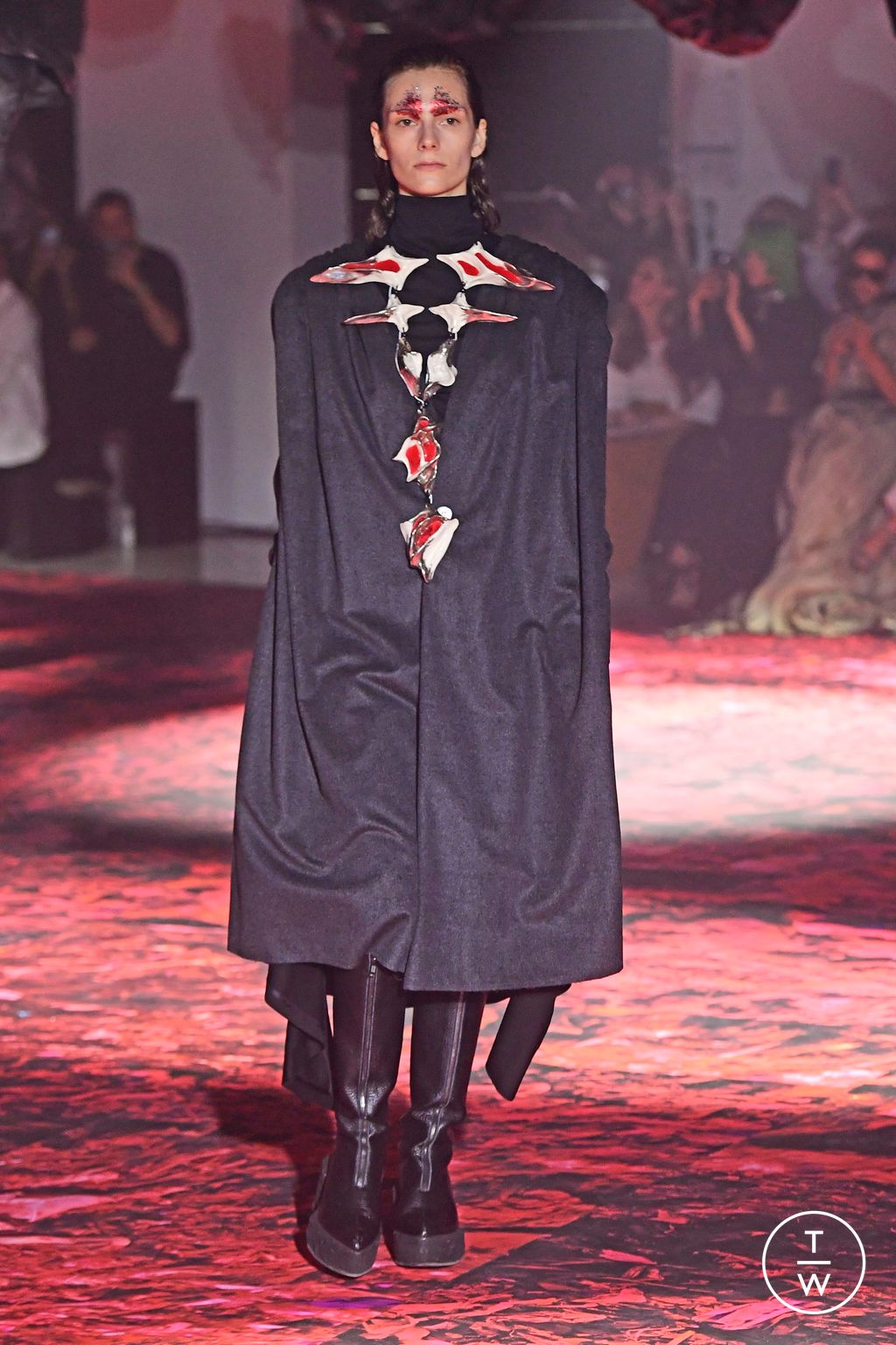 Fashion Week Paris Fall/Winter 2023 look 4 de la collection Yuima Nakazato couture