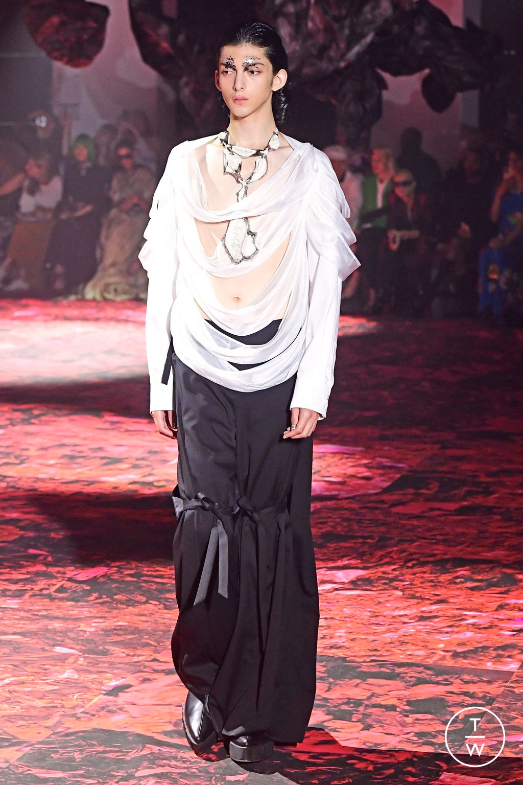 Fashion Week Paris Fall/Winter 2023 look 6 de la collection Yuima Nakazato couture