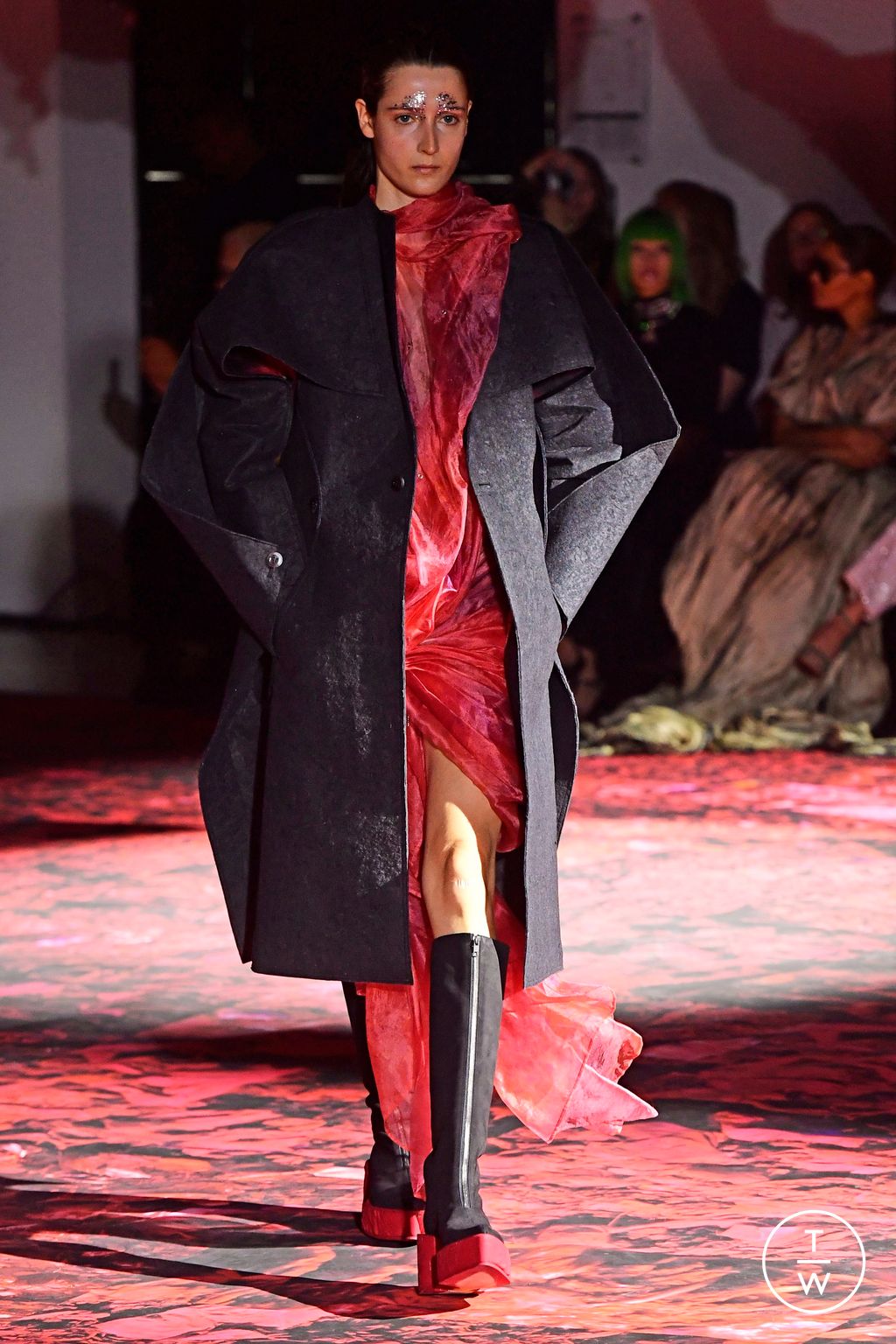 Fashion Week Paris Fall/Winter 2023 look 24 de la collection Yuima Nakazato couture