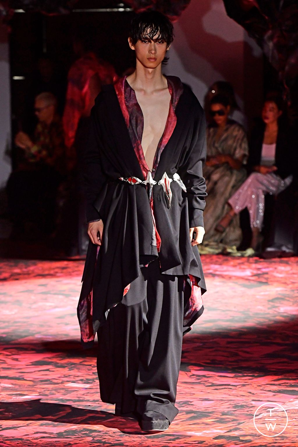 Fashion Week Paris Fall/Winter 2023 look 26 de la collection Yuima Nakazato couture