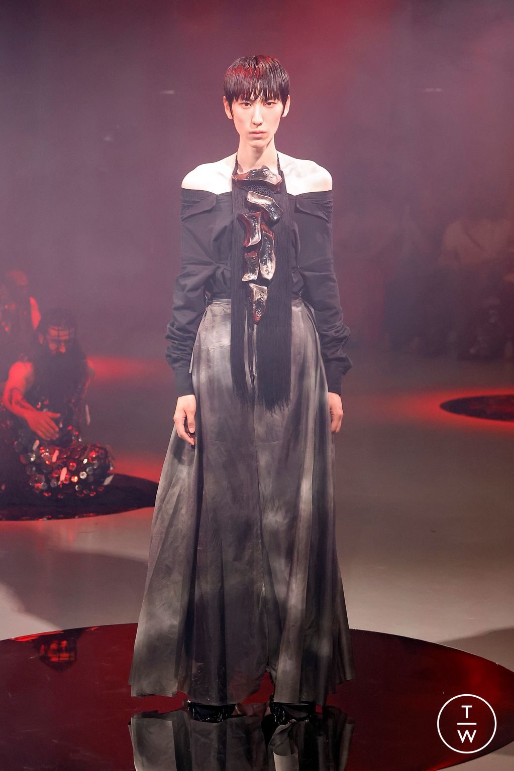 Fashion Week Paris Fall/Winter 2024 look 1 de la collection Yuima Nakazato couture