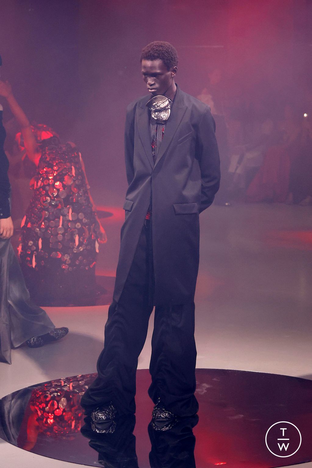 Fashion Week Paris Fall/Winter 2024 look 2 de la collection Yuima Nakazato couture