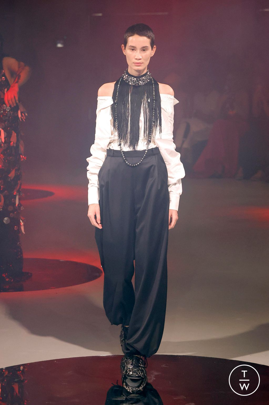 Fashion Week Paris Fall/Winter 2024 look 3 de la collection Yuima Nakazato couture