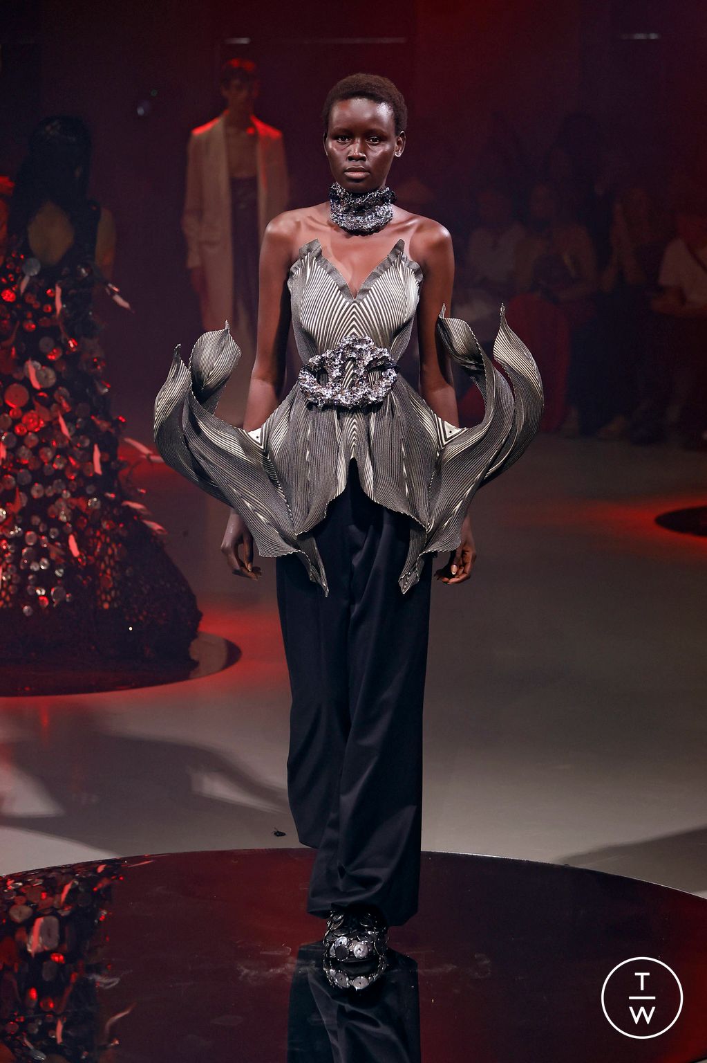 Fashion Week Paris Fall/Winter 2024 look 6 from the Yuima Nakazato collection couture