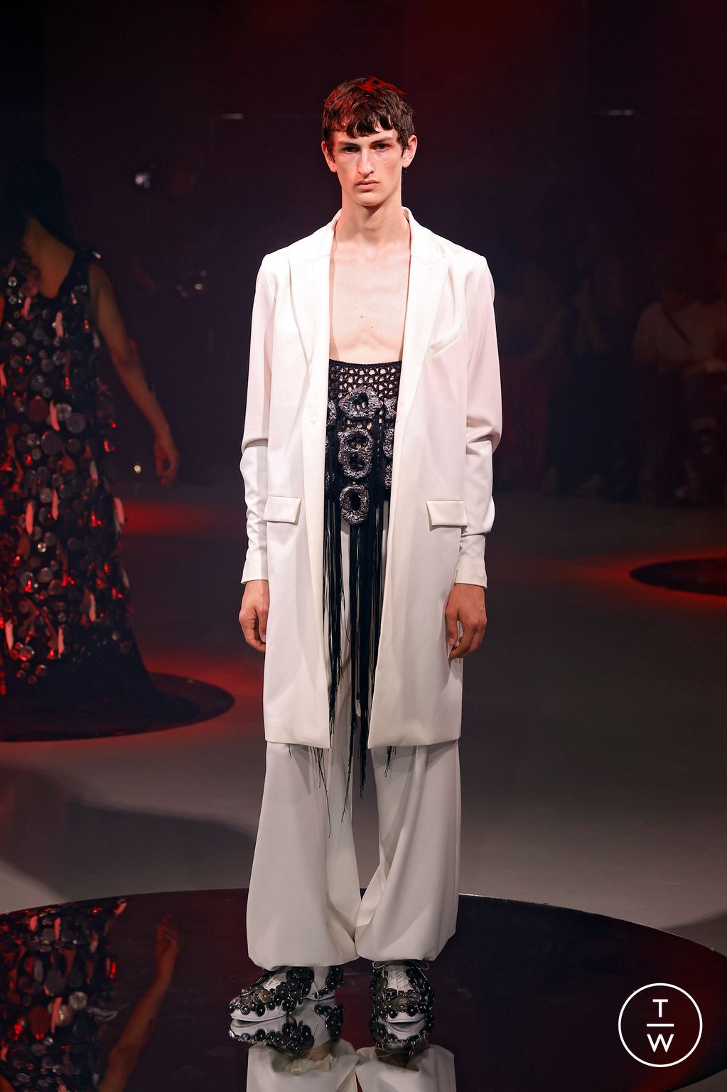 Fashion Week Paris Fall/Winter 2024 look 7 de la collection Yuima Nakazato couture