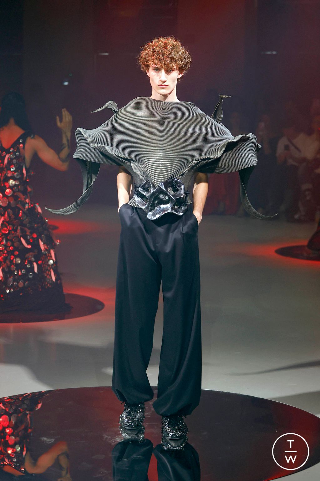 Fashion Week Paris Fall/Winter 2024 look 8 de la collection Yuima Nakazato couture